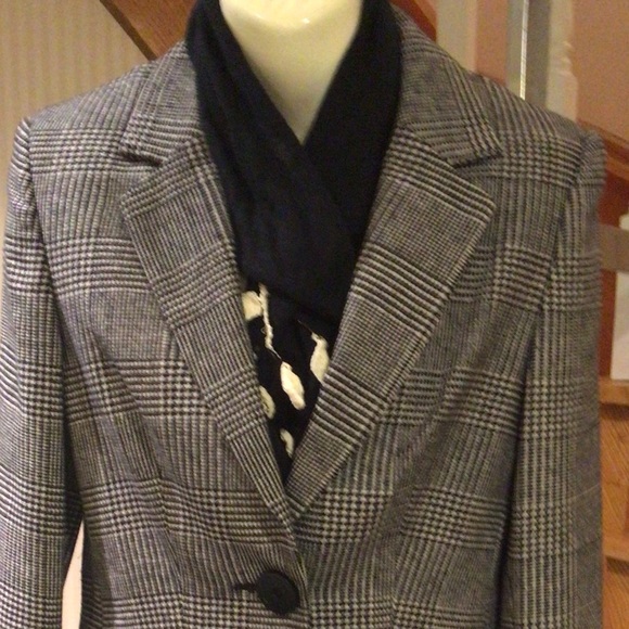 ⬇️Price Drop⬇️NWT black/white European flare blazer - Picture 2 of 5